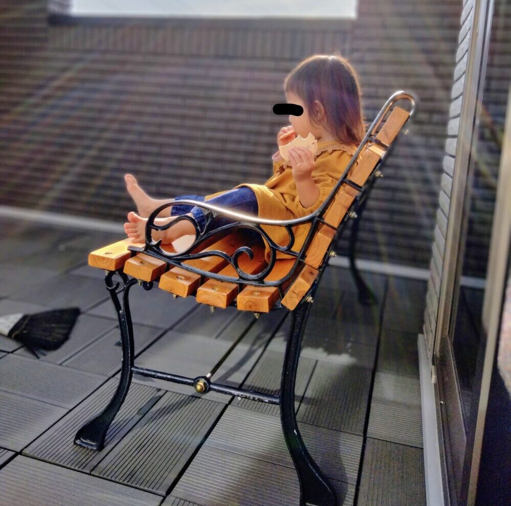 ベンチでくつろぐ1歳娘